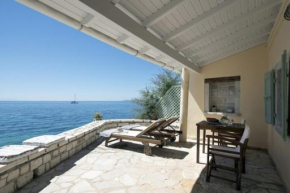 Bijou Studio Beachfront Kaminaki Villas